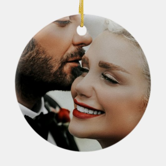 私たちの初めてのクリスマスス結婚ワイトスクリプトの写真 セラミックオーナメント (裏面)