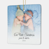 私たちの初めてのクリスマスツインズフォトオーバーレイ名Year セラミックオーナメント (左)