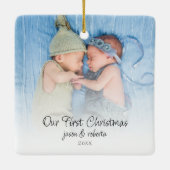 私たちの初めてのクリスマスツインズフォトオーバーレイ名Year セラミックオーナメント (裏面)