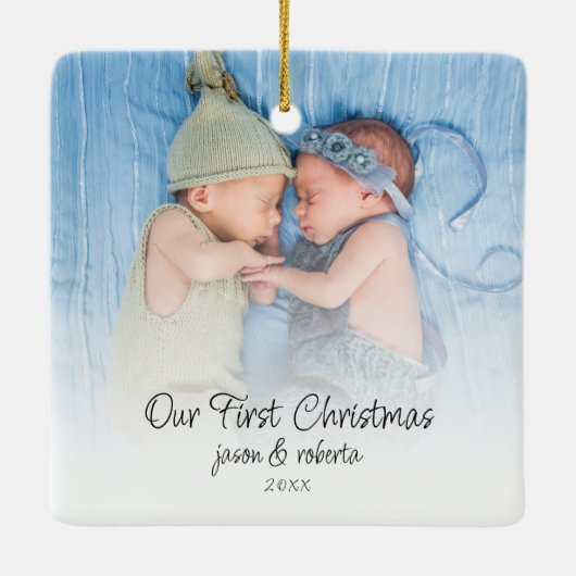 私たちの初めてのクリスマスツインズフォトオーバーレイ名Year セラミックオーナメント (裏面)