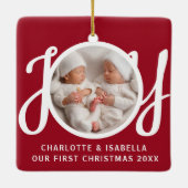 私たちの初めてのクリスマスツインズフォトレッドキープサケ セラミックオーナメント (裏面)