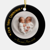 私たちの初めてのクリスマスツインズ写真名カスタムゴールデン セラミックオーナメント (正面)