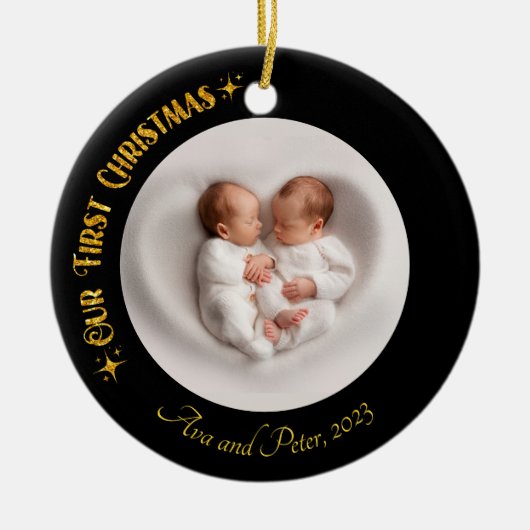私たちの初めてのクリスマスツインズ写真名カスタムゴールデン セラミックオーナメント (正面)