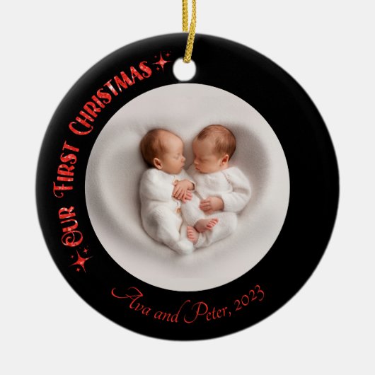 私たちの初めてのクリスマスツインズ写真名カスタム黒 セラミックオーナメント (正面)