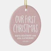 私たちの初めてのクリスマスツインピンクパーソナライズされたの写真 セラミックオーナメント (右)