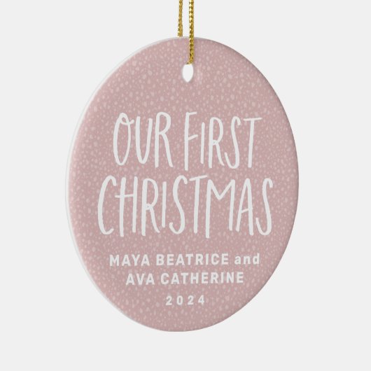 私たちの初めてのクリスマスツインピンクパーソナライズされたの写真 セラミックオーナメント (右)