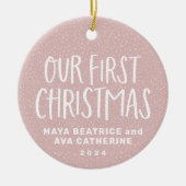 私たちの初めてのクリスマスツインピンクパーソナライズされたの写真 セラミックオーナメント (正面)