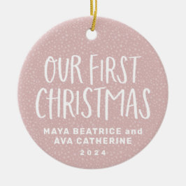 私たちの初めてのクリスマスツインピンクパーソナライズされたの写真 セラミックオーナメント