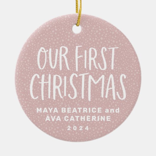 私たちの初めてのクリスマスツインピンクパーソナライズされたの写真 セラミックオーナメント (正面)