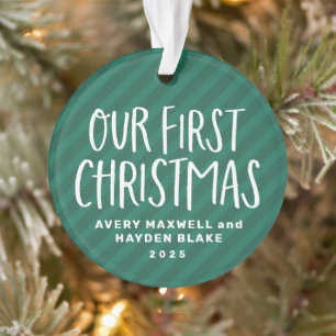 私たちの初めてのクリスマスツインベビーの緑のストライプ写真 オーナメント