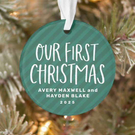 私たちの初めてのクリスマスツインベビーの緑のストライプ写真 オーナメント (ツリー)