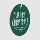 私たちの初めてのクリスマスツインベビーの緑のストライプ写真 オーナメント (正面)