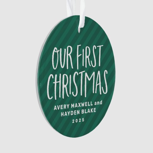 私たちの初めてのクリスマスツインベビーの緑のストライプ写真 オーナメント (正面)