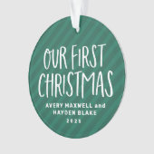 私たちの初めてのクリスマスツインベビーの緑のストライプ写真 オーナメント (正面)