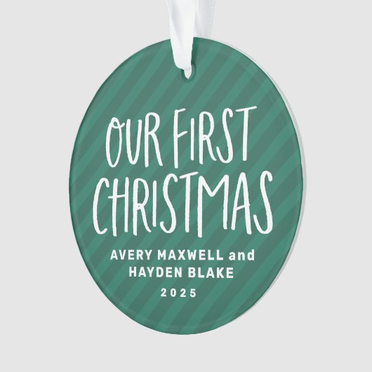 私たちの初めてのクリスマスツインベビーの緑のストライプ写真 オーナメント (正面)