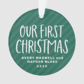 私たちの初めてのクリスマスツインベビーの緑のストライプ写真 オーナメント (正面)