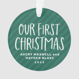 私たちの初めてのクリスマスツインベビーの緑のストライプ写真 オーナメント