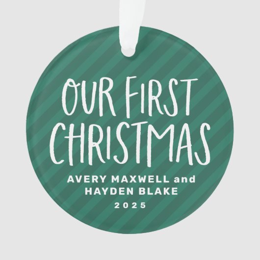 私たちの初めてのクリスマスツインベビーの緑のストライプ写真 オーナメント (正面)