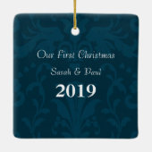 私たちの初めてのクリスマスティール(緑がかった色)ダマスクフォトオーナメント セラミックオーナメント (裏面)