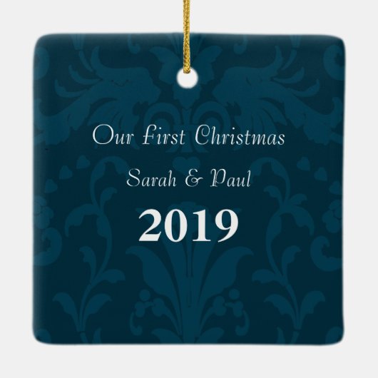 私たちの初めてのクリスマスティール（緑がかった色）ダマスクフォトオーナメント セラミックオーナメント (裏面)