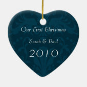 私たちの初めてのクリスマスティール（緑がかった色）ダマスクフォトオーナメント セラミックオーナメント (裏面)