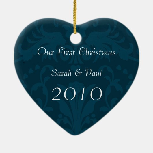 私たちの初めてのクリスマスティール(緑がかった色)ダマスクフォトオーナメント セラミックオーナメント (裏面)