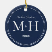 私たちの初めてのクリスマスニューライウィズモノグラムネイビーブルー セラミックオーナメント (正面)