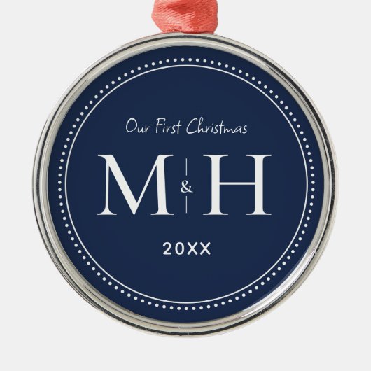 私たちの初めてのクリスマスニューライウィズモノグラムネイビーブルー メタルオーナメント (正面)