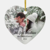 私たちの初めてのクリスマスハートカップルの写真 セラミックオーナメント (正面)
