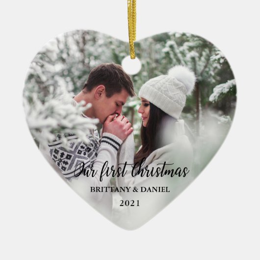 私たちの初めてのクリスマスハートカップルの写真 セラミックオーナメント (正面)