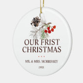 私たちの初めてのクリスマスパインコーンベリー写真 セラミックオーナメント (左)