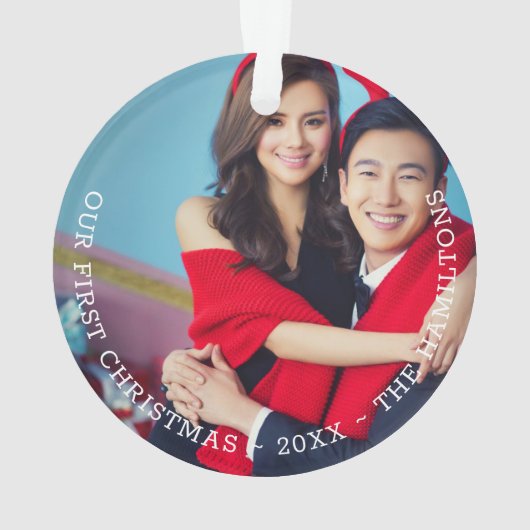 私たちの初めてのクリスマスパーソナライズされた写真 オーナメント (裏面)