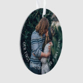 私たちの初めてのクリスマスパーソナライズされた写真 オーナメント (正面)