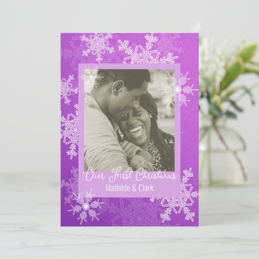 私たちの初めてのクリスマスパープルスノーフレークスミニマリスト シーズンカード (スタンド正面)