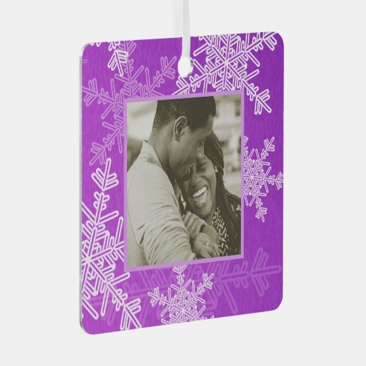 私たちの初めてのクリスマスパープルスノーフレークスミニマリスト メタルオーナメント (正面右)