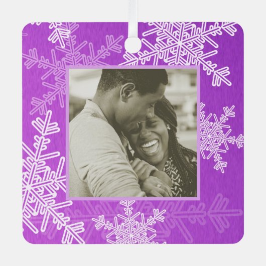 私たちの初めてのクリスマスパープルスノーフレークスミニマリスト メタルオーナメント (正面)