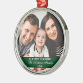 私たちの初めてのクリスマスファミリーフォトグリーン メタルオーナメント (左)