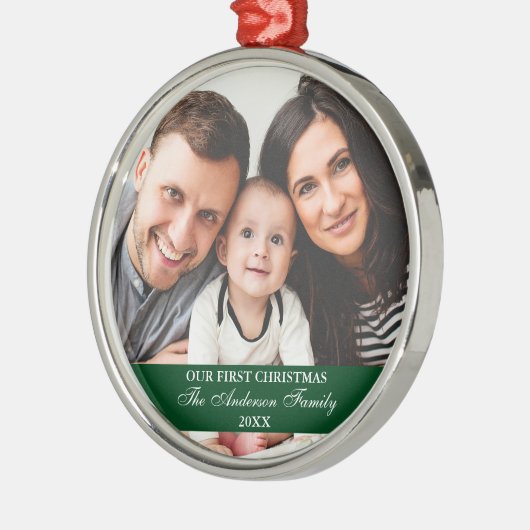 私たちの初めてのクリスマスファミリーフォトグリーン メタルオーナメント (左)