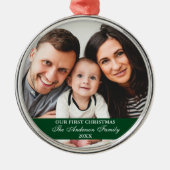 私たちの初めてのクリスマスファミリーフォトグリーン メタルオーナメント (正面)