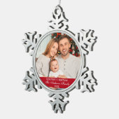 私たちの初めてのクリスマスファミリーフォトレッド スノーフレークピューターオーナメント (右)
