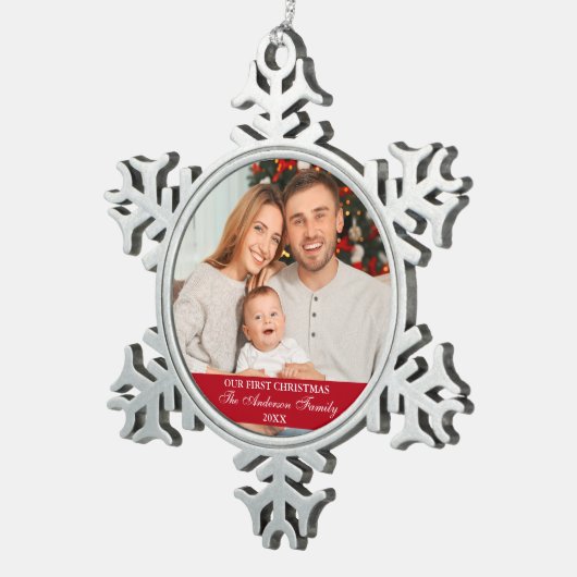 私たちの初めてのクリスマスファミリーフォトレッド スノーフレークピューターオーナメント (右)