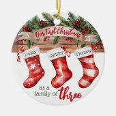 私たちの初めてのクリスマスファミリー3カスタムストッキング セラミックオーナメント (正面)