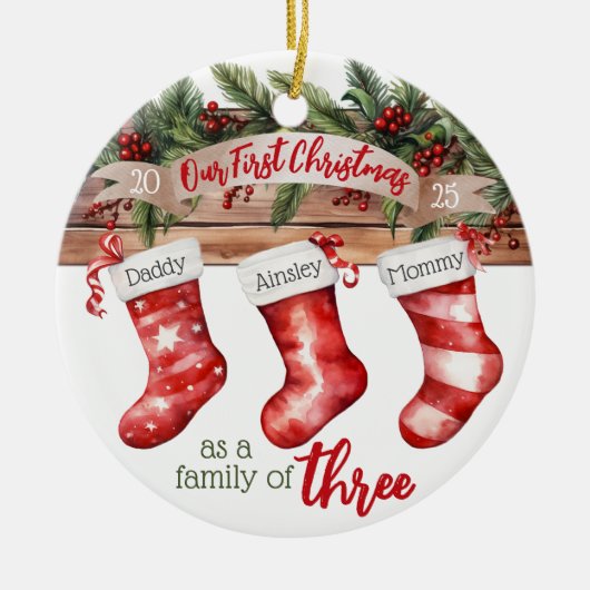 私たちの初めてのクリスマスファミリー3カスタムストッキング セラミックオーナメント (正面)