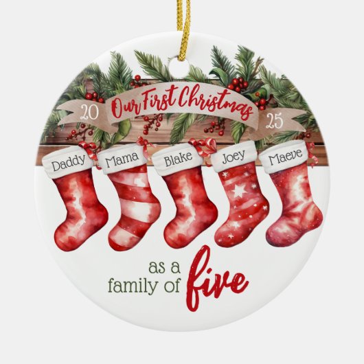 私たちの初めてのクリスマスファミリー5カスタムストッキング セラミックオーナメント (正面)