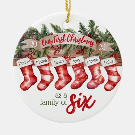 私たちの初めてのクリスマスファミリー6カスタムストッキング セラミックオーナメント (正面)