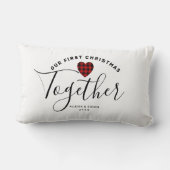 私たちの初めてのクリスマスファームハウスカップルパーソナライズされた ランバークッション (裏面)