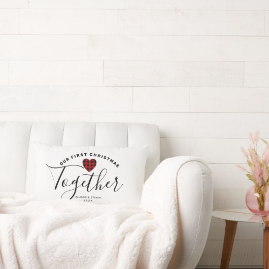 私たちの初めてのクリスマスファームハウスカップルパーソナライズされた ランバークッション (ソファ)