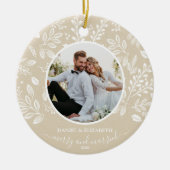 私たちの初めてのクリスマスフォトアイボリー セラミックオーナメント (正面)