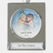 私たちの初めてのクリスマスフォトオーバーレイ双子の名前Year シルバープレートバナーオーナメント (正面)