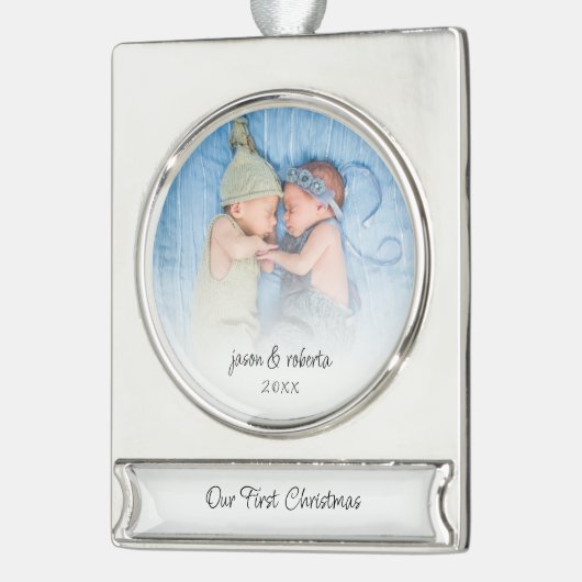 私たちの初めてのクリスマスフォトオーバーレイ双子の名前Year シルバープレートバナーオーナメント (左)
